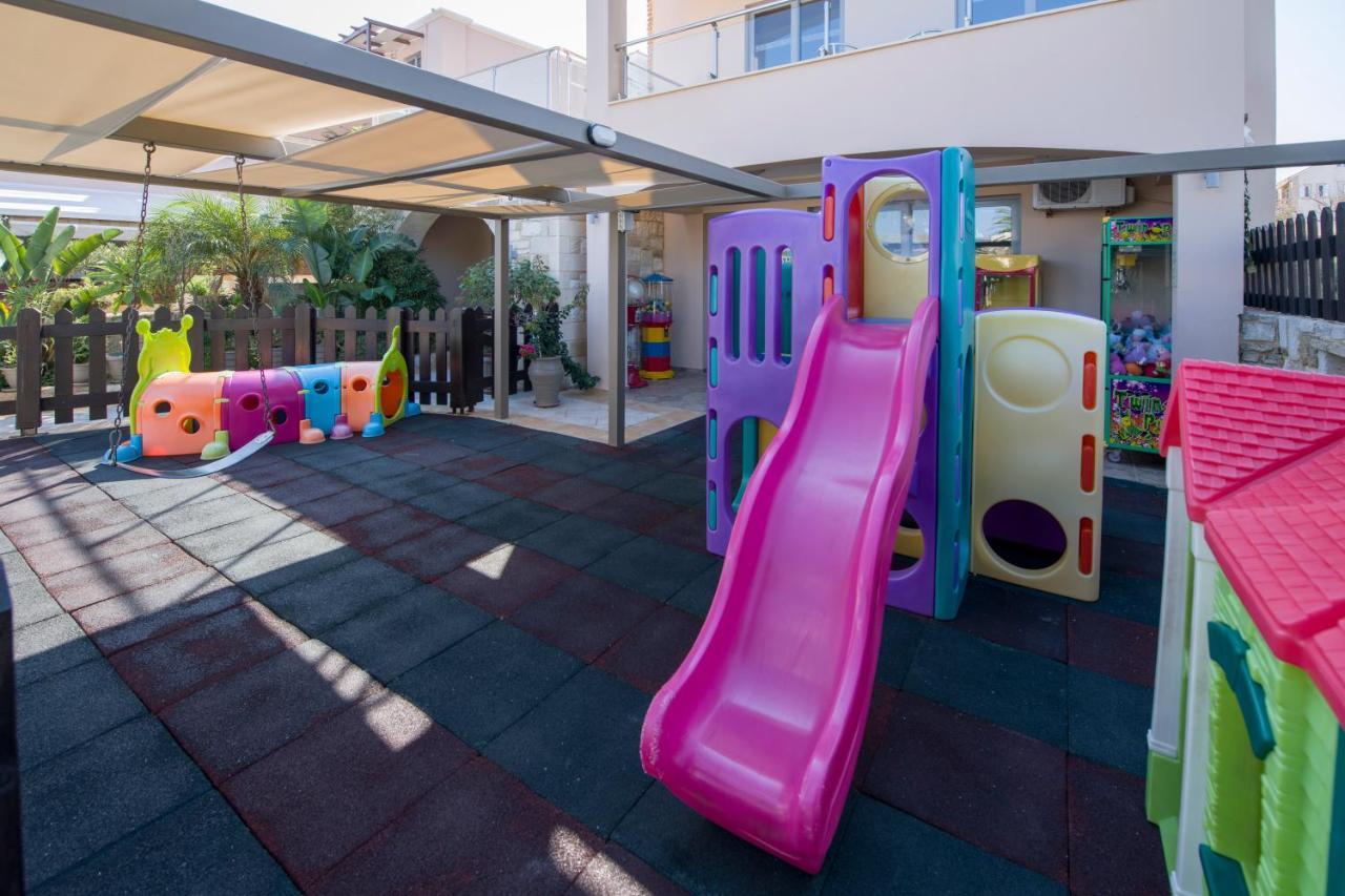 Isida Hotel Agia Marina Екстериор снимка