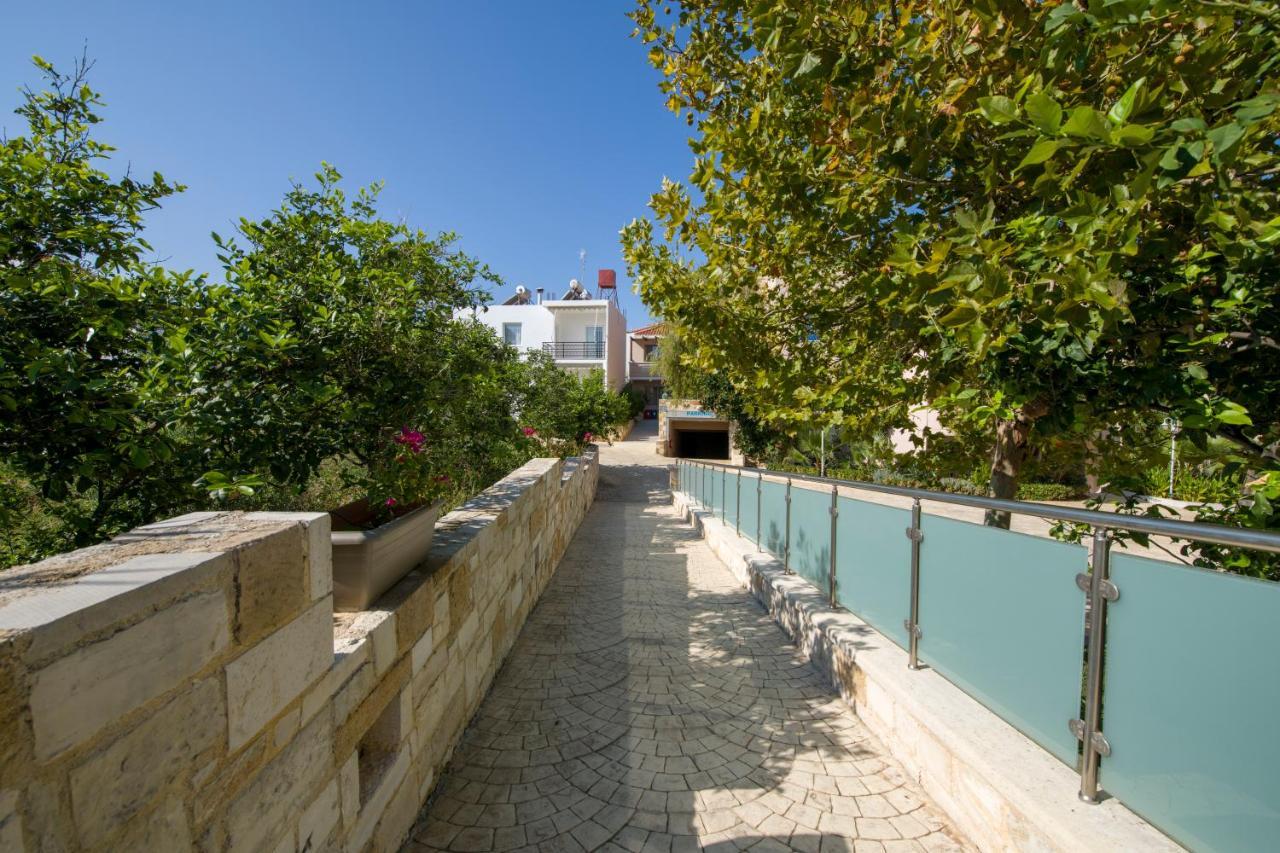 Isida Hotel Agia Marina Екстериор снимка
