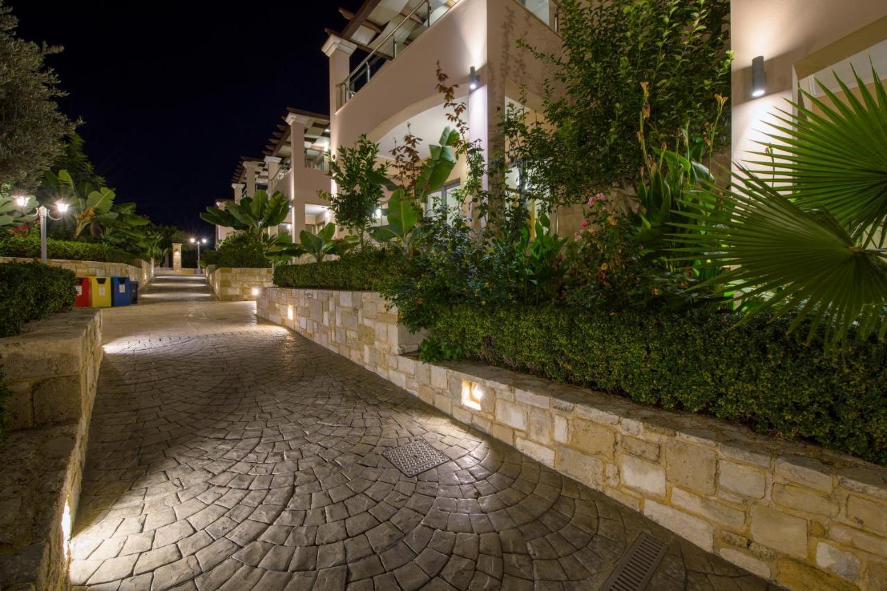 Isida Hotel Agia Marina Екстериор снимка