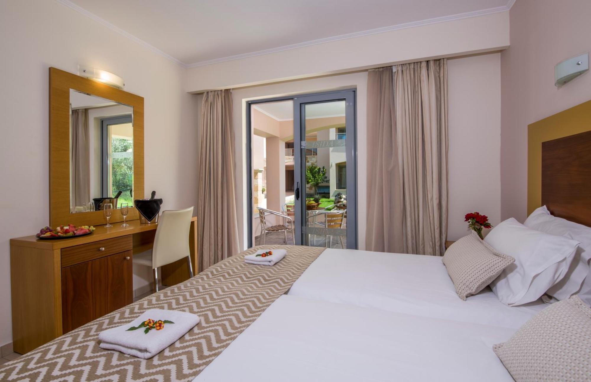 Isida Hotel Agia Marina Стая снимка